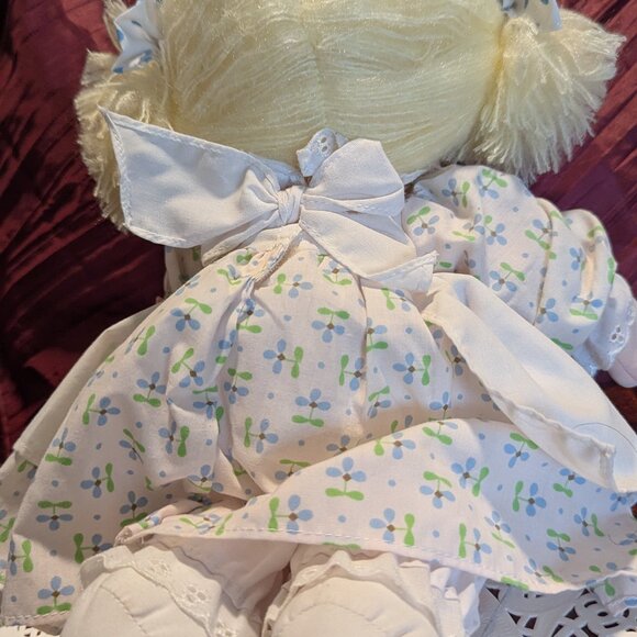 Precious Moments 1986 Mother Doll with original tag - Picture 4 of 6